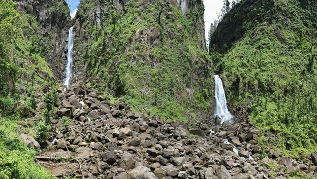 Die „Trafalgar Wasserfälle“ liegen an der Ostküste von Dominica. Die Vegetation ist auch hier weitgehendst zerstört.